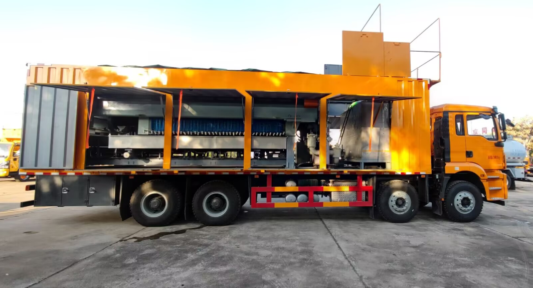 陜汽德龍前四后八污泥處理車(chē)|泥漿處理車(chē)|湖北國(guó)威專(zhuān)用汽車(chē)有限公司